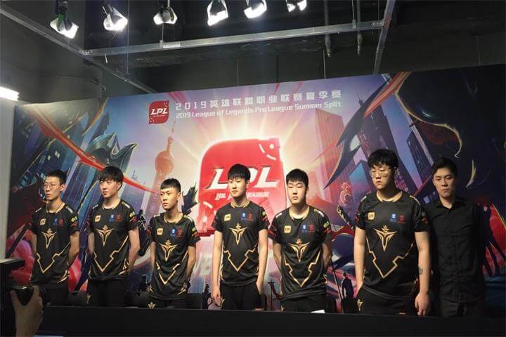 【V5赛后群访】教练:第一局打完之后骂醒了队员们