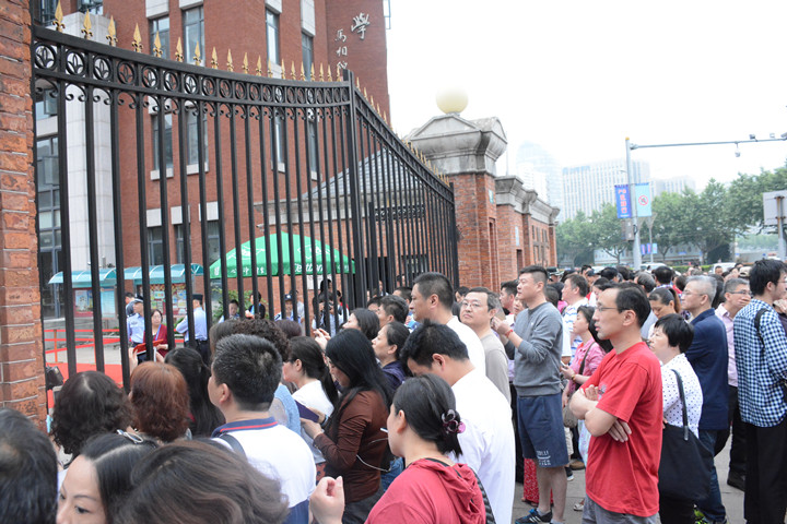 4:在校门口焦急等待的家长们.jpg